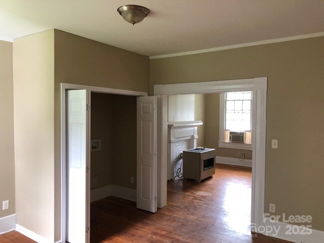 Photo - 660 E Sharpe St