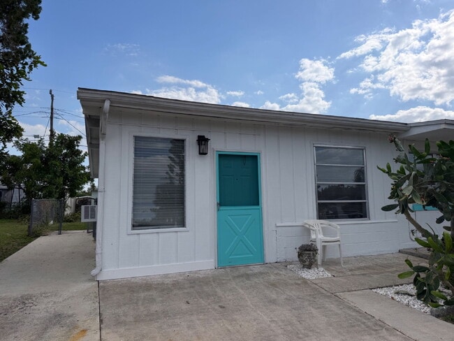 Building Photo - "Charming 1-Bedroom Retreat in North Port – Cozy 700 Sq Ft Oasis!"