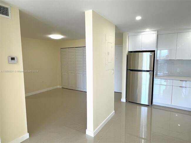 Photo - 16950 W Dixie Hwy Unit B620