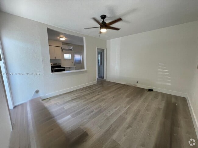 Building Photo - 126 NE 19th Ave Unit 1 Rental