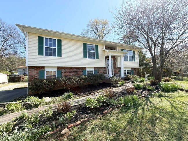 Photo - 220 Brampton Rd