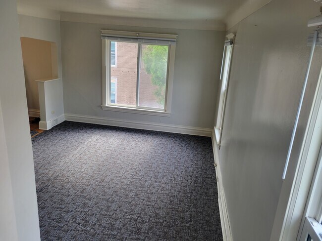 Living Room - 2410 W 4th St Unit Upper