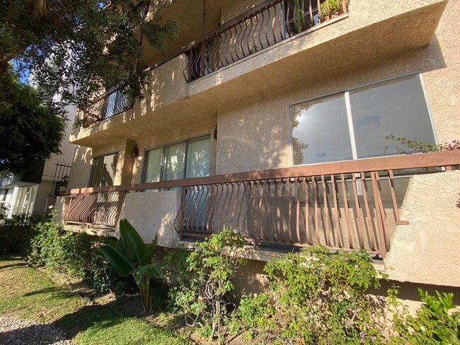 Balcony outside - 104 S Hayworth Ave Unit 106