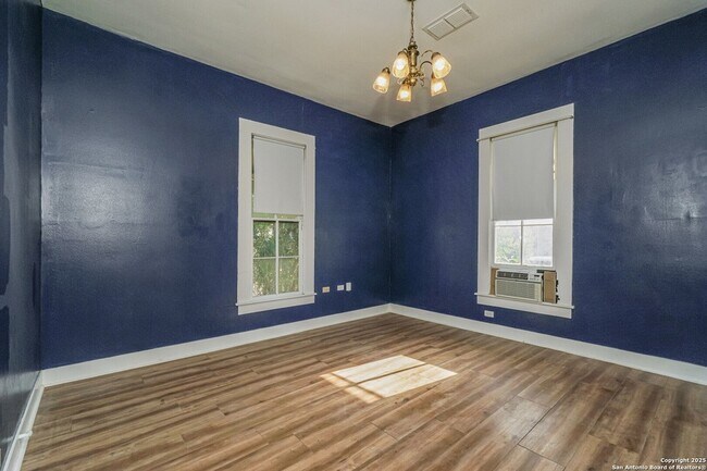 Photo - 115 E Lambert St