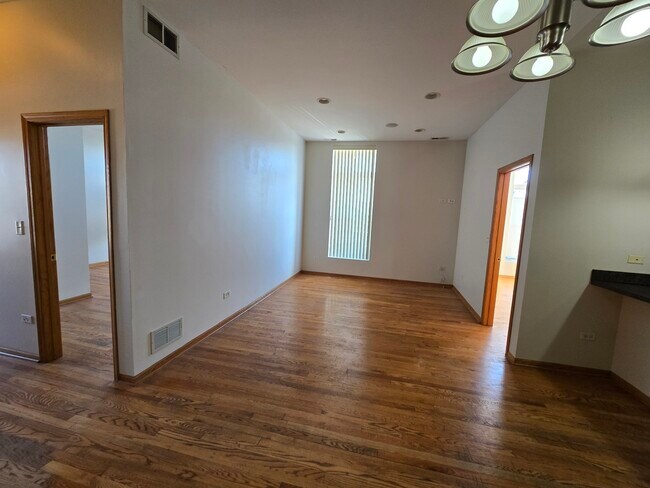 Photo - 1700 W Cermak Rd Unit 2R