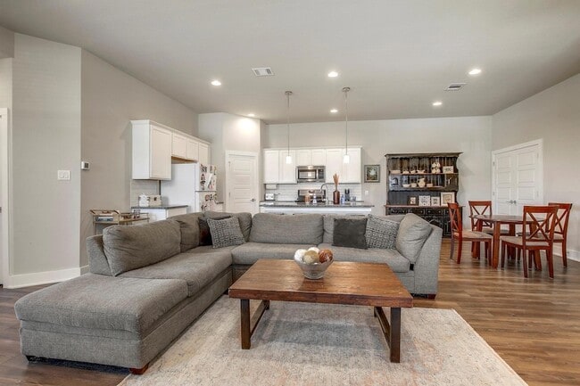 Photo - 501 Peace Dr