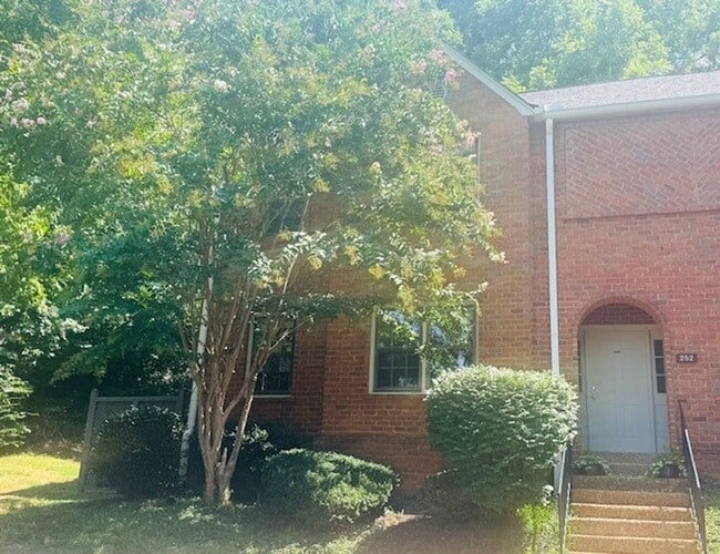 Building Photo - 252 Westchase Dr