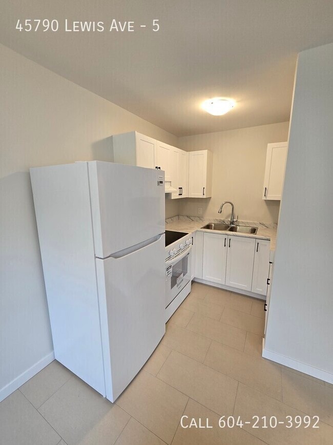 Building Photo - Brand New Unit 5