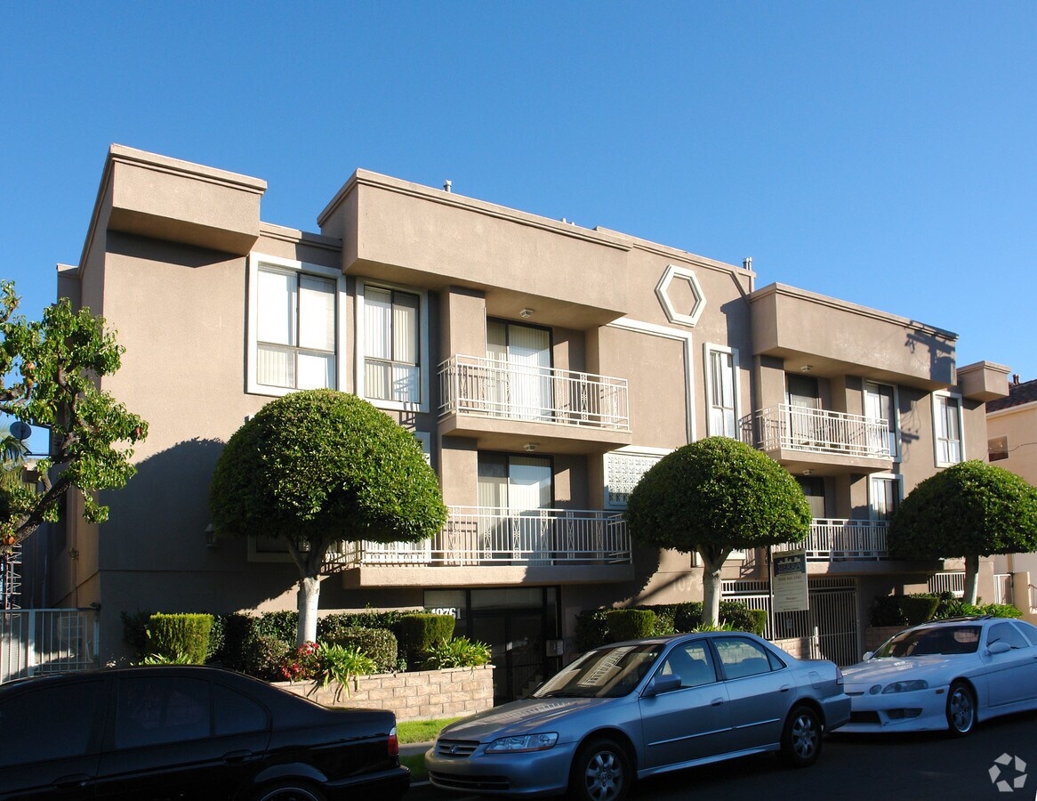 Photo - 10761 Blix St