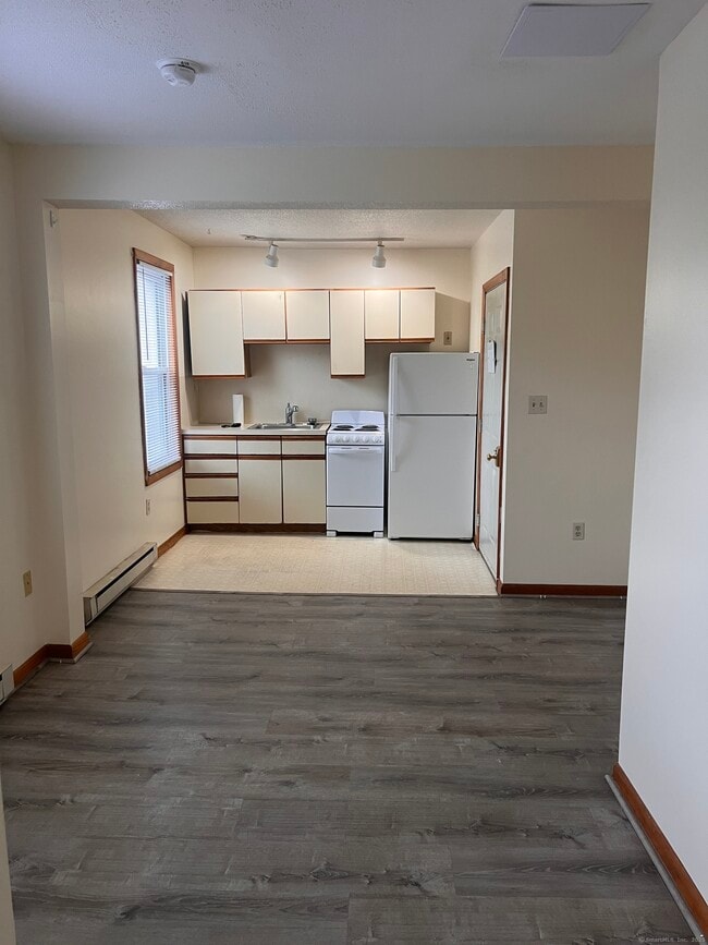 Building Photo - 49 Ledyard Ave Unit 2 Rental