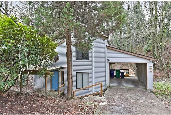 Building Photo - 402 SW Custer St