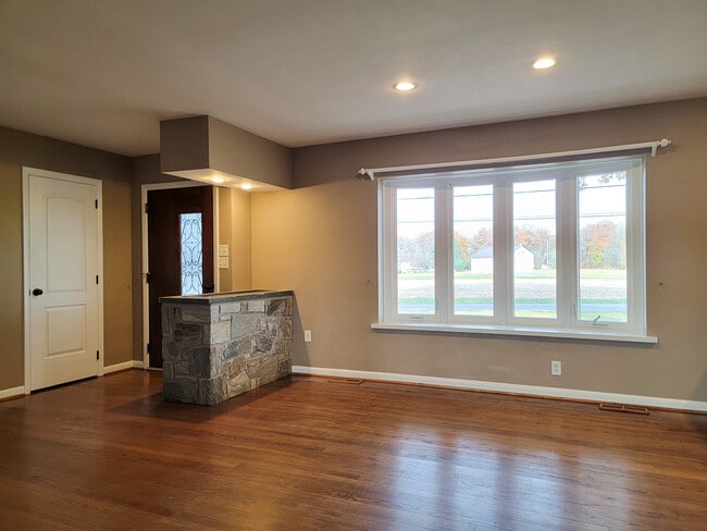 Photo - 502 W Newport Rd