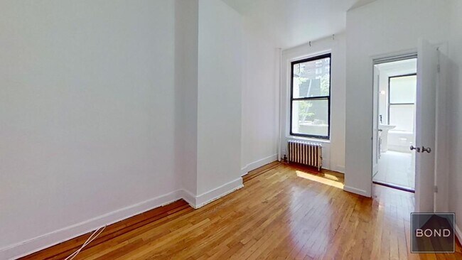Photo - 410 E 59th St Apartment Unit 1A