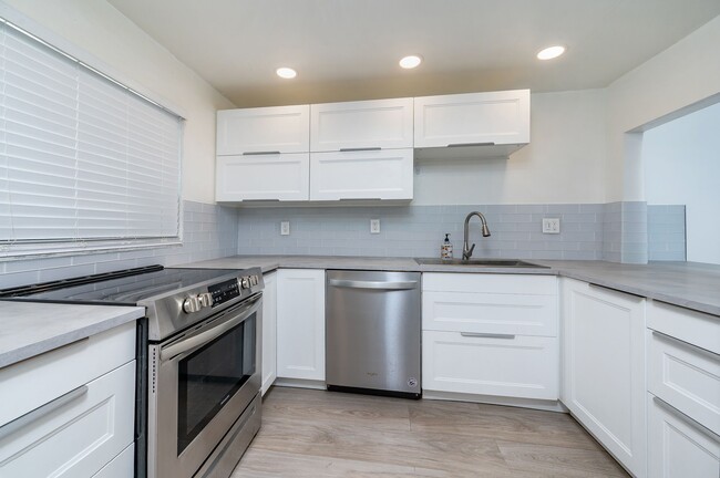 Building Photo - 8875b Fontainebleau Blvd Unit # 204 Rental