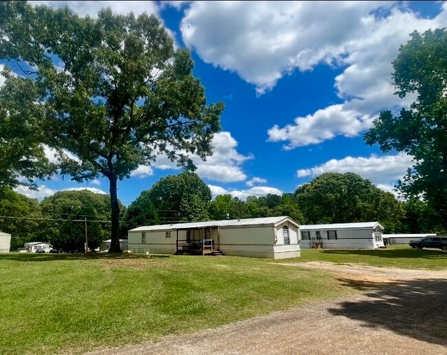 Building Photo - 1518 Lee County Rd 270