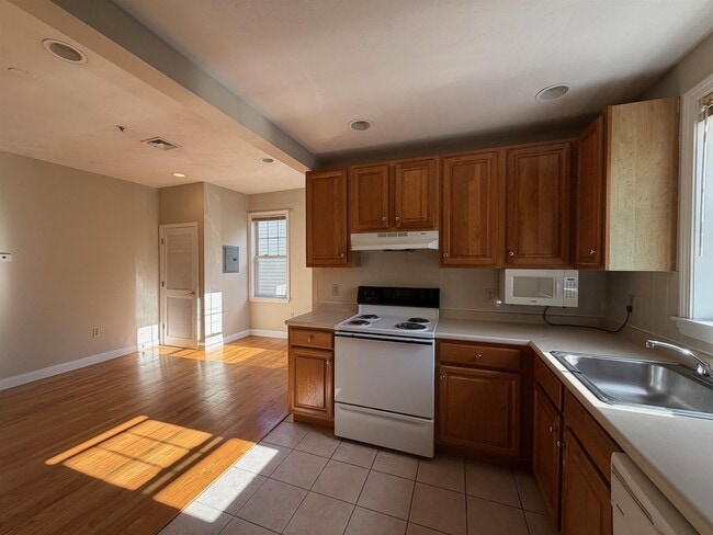 Building Photo - 454 Green St Unit 3
