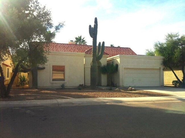 Building Photo - GILBERT HOME WITH PRIVATE POOL WALKING DISTANCE TO FREESTONE PARK