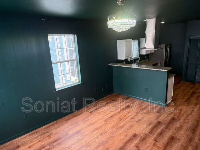 Photo - 1461 N Robertson St