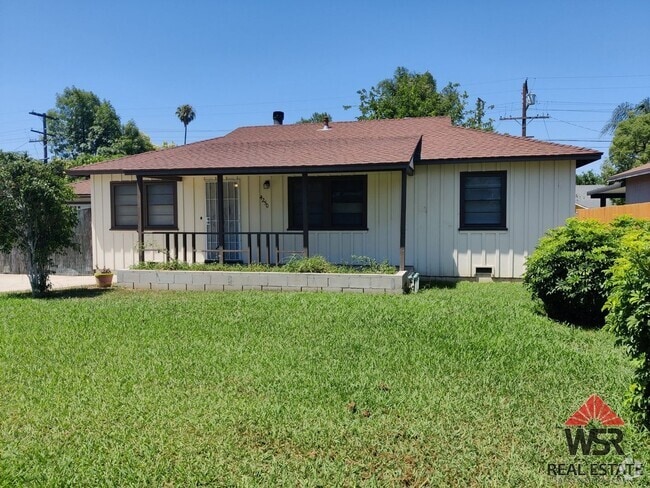Building Photo - 4 Bedroom / 2 Bathroom Home.