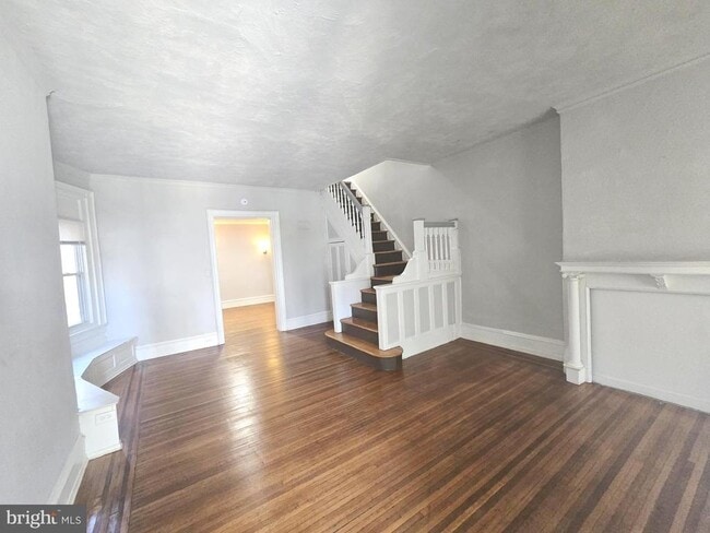 Photo - 5222 Webster St