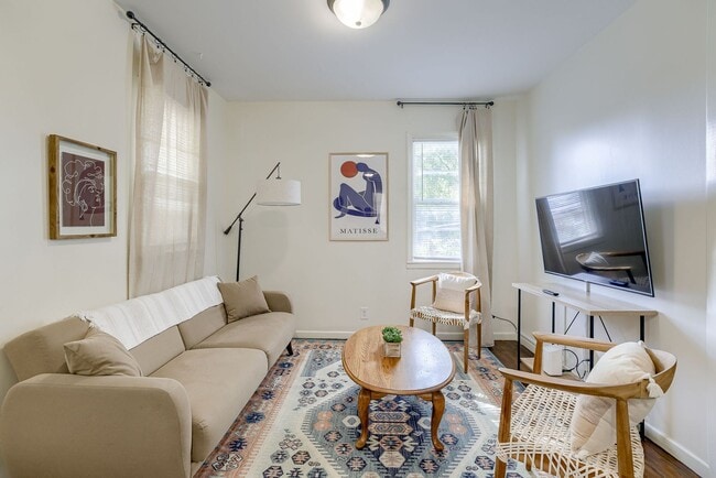 Photo - Charming 2 Bedroom with Fenced Yard & Parking Near Old Market!