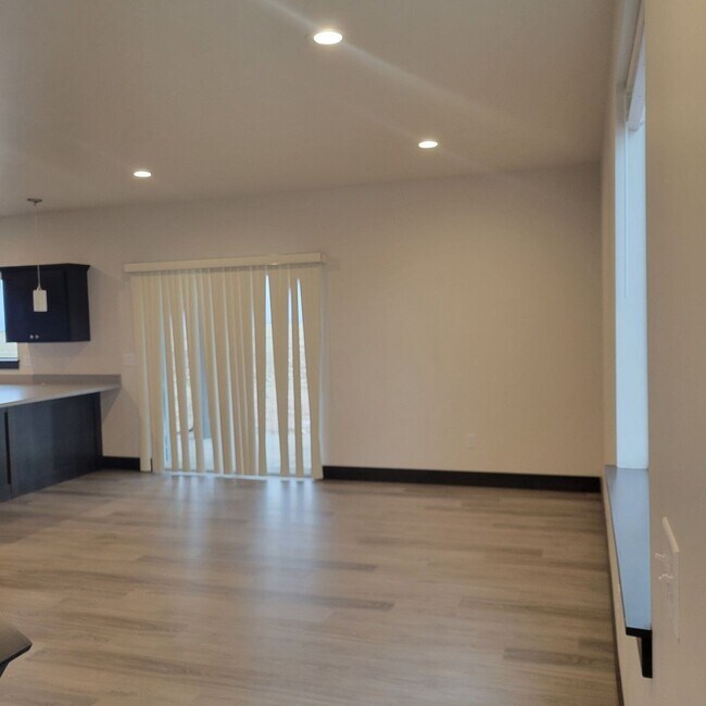 Photo - 3 Bed 2.5 Bath with double attached garage in Belgrade