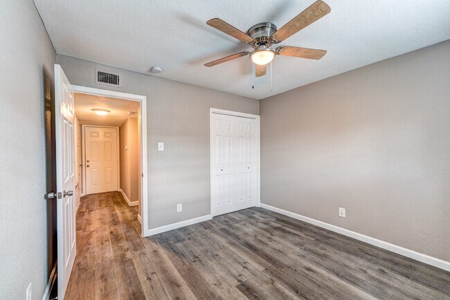 Photo - 523 Spring Dr Unit 4