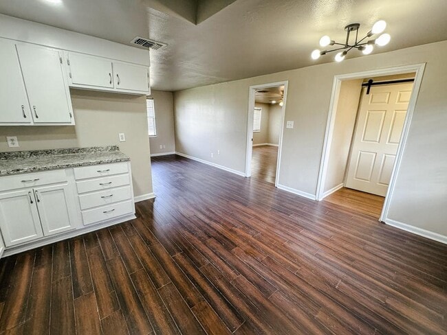 Photo - 305 Larkspur St