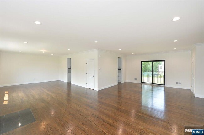 Photo - 610-10 River Dr