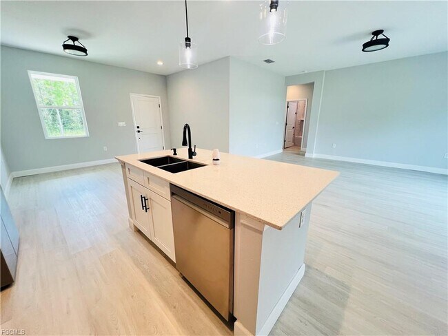 Photo - 2718 Helen Cir