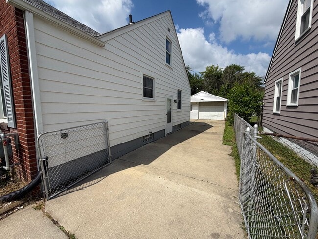 Photo - 3bd Bungalow w/basement