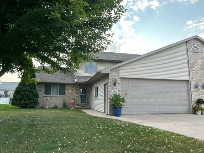 Building Photo - 820 Lang Way Rental