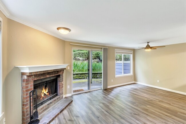 View of living/dining area - 10026 NE 127th Pl Unit D116