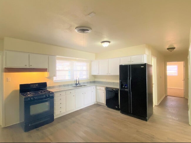 Photo - 4908 43rd St