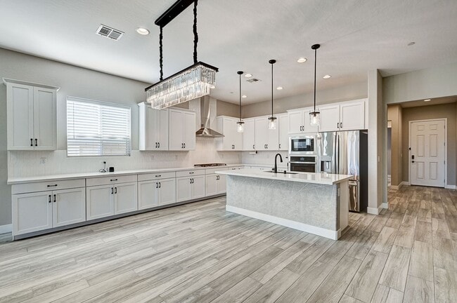 Photo - Stunning 4 Bedroom with Mountain Views!