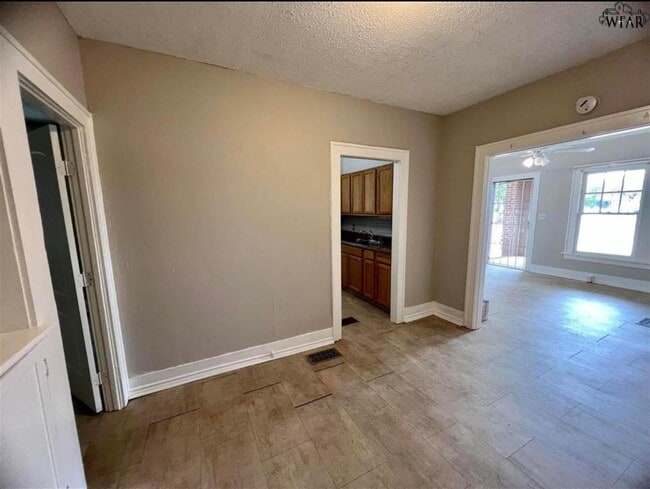 Photo - 2806 Ave L