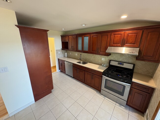 Building Photo - 21 Rita Cres Rental