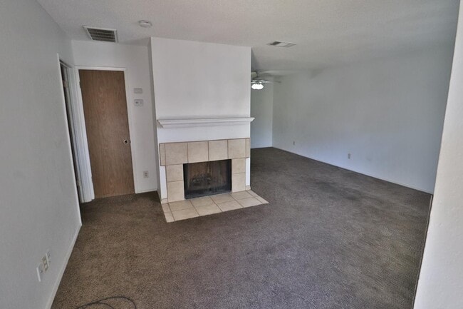 Photo - 4504 N Valentine Ave Unit 123