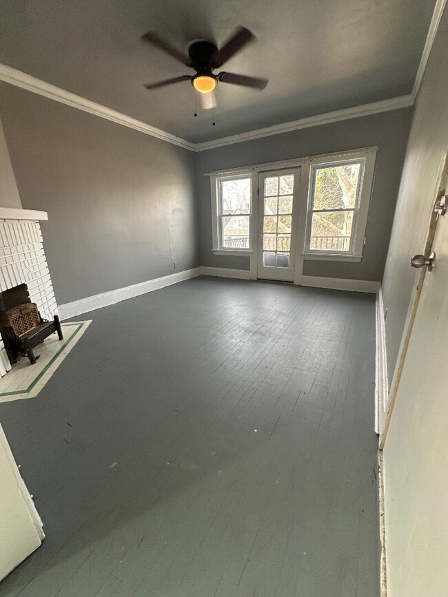 Building Photo - Renovated 2 Bedroom Apartment with Classic Character & Spacious Layout Unit 3