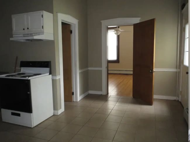 Photo - 136 N George St