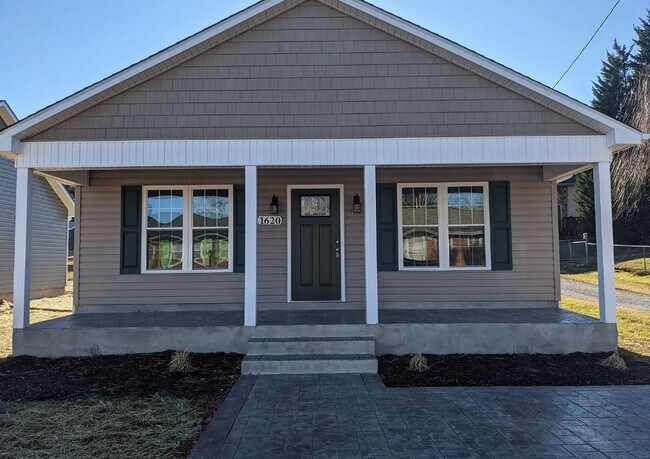 Photo - 1620 Alberta Dr House