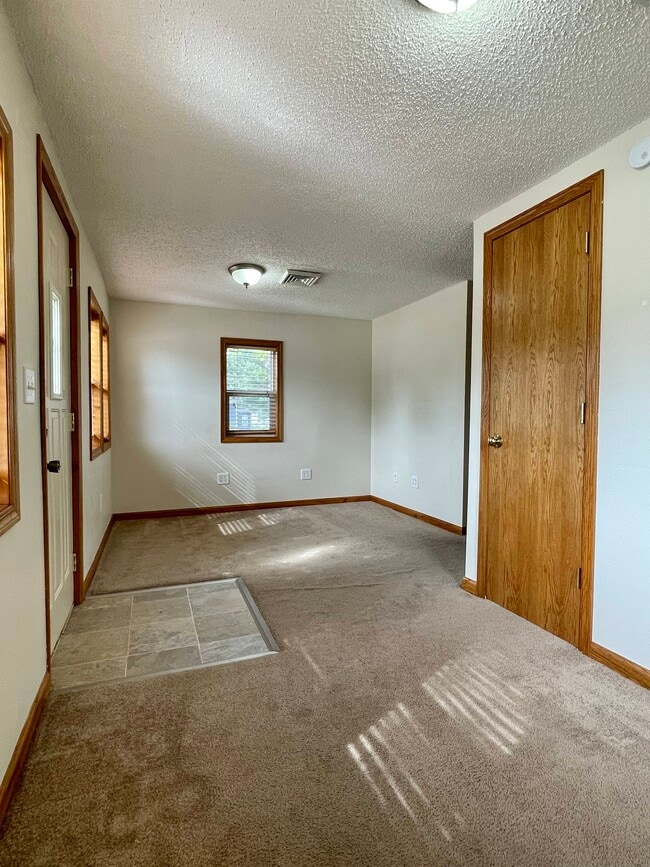 Photo - 105 7th St SW