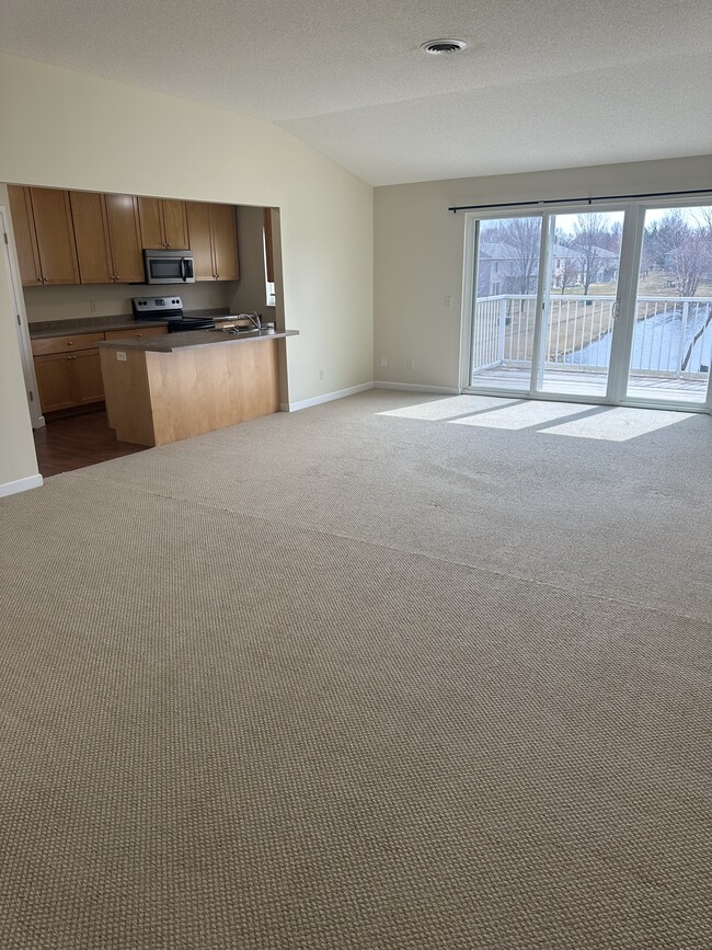 Building Photo - 2407 Oxford Dr SE Unit A