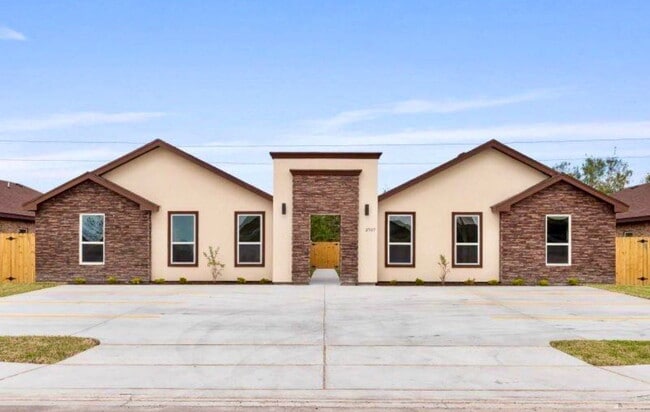 Photo - "Spacious Blank Canvas with 2 Full Baths in Edinburg's Heart – Ready for Your Vision!"