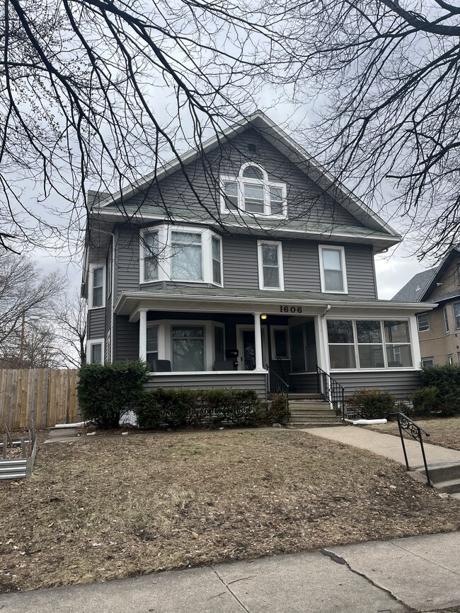 Building Photo - 1606 Hewitt Ave Unit 1