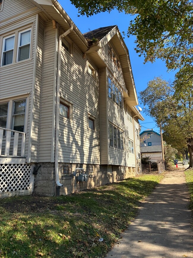 Side of House - 3700 N 15th St Unit Lower
