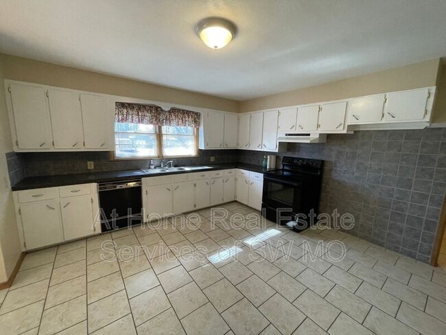 Photo - 533 W Crestview St