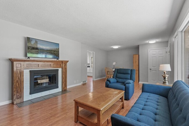 Photo - 2530 Zinran Ave S