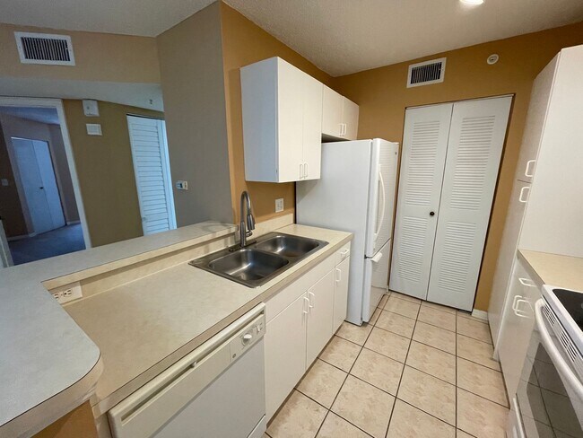 Photo - ANNUAL RENTAL - SAN MIRAGE-BONITA SPRINGS ... Unidad 125