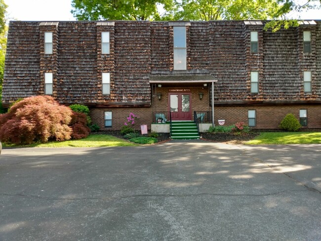 Cedarwood Apartments 285 Grace St. Front view - 285 Grace St Apartments Unit #3E